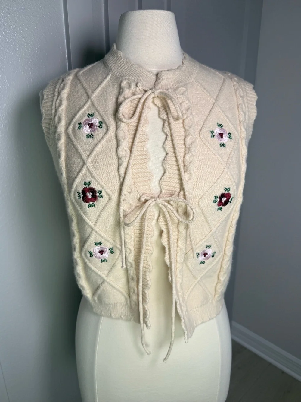 Cloud Ten Cream Embroidered Sweater Vest Tie Front Cottagecore Floral Size M